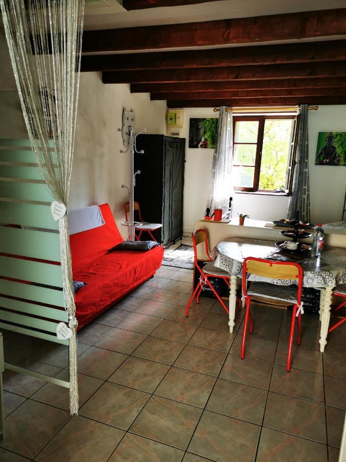Studio Tres Agreable Totalement Independant Dans Maison Avec Cour Sans Vis A Vis Vittel Exterior photo